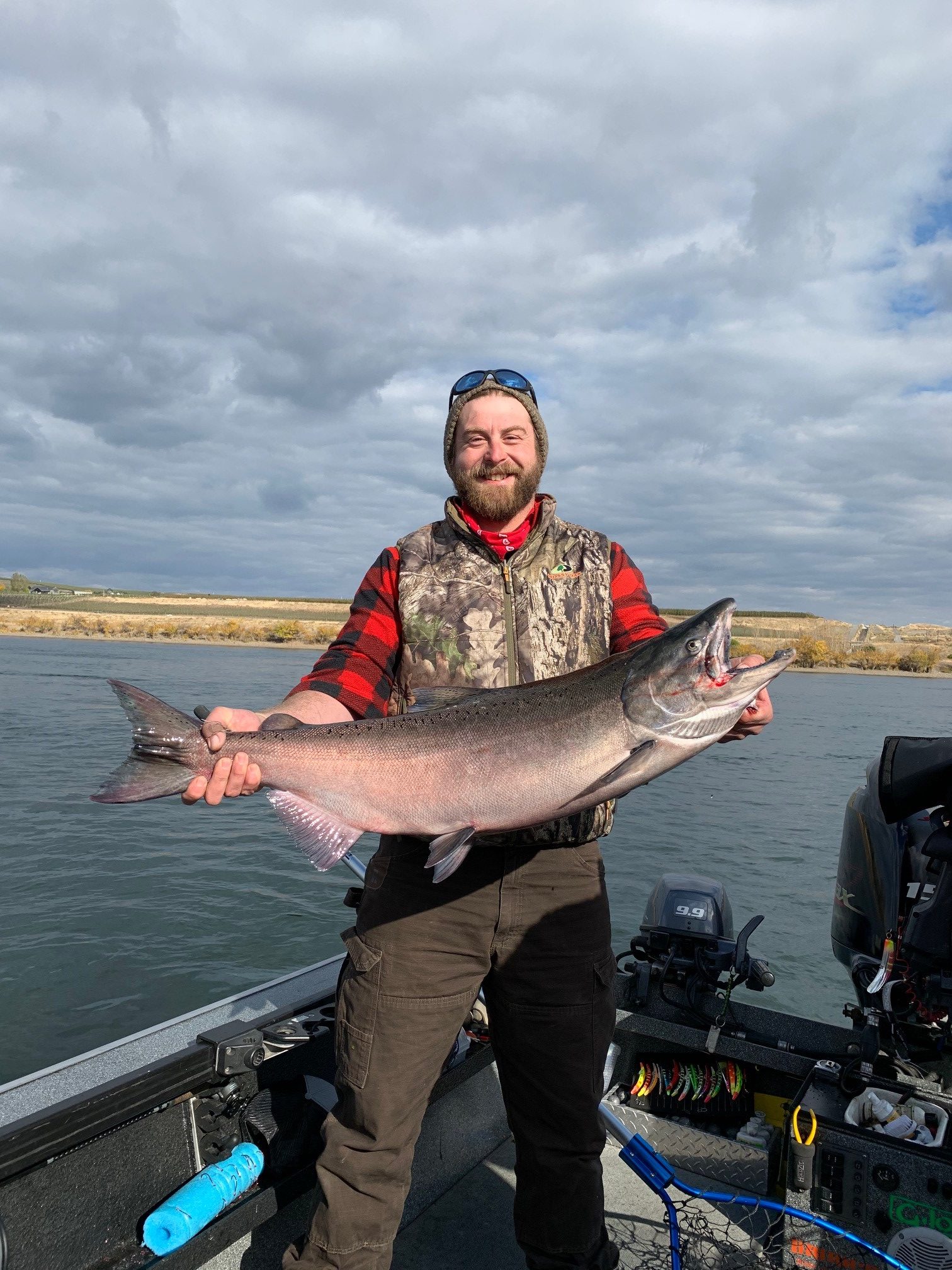 Hanford Reach. Columbia River Salmon Fishers Catch Outfitters